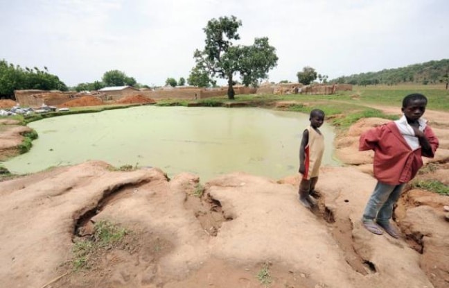 648x415_enfants-devant-mare-eau-empoisonnee-plomb-nord-nigeria-10-juin-2010